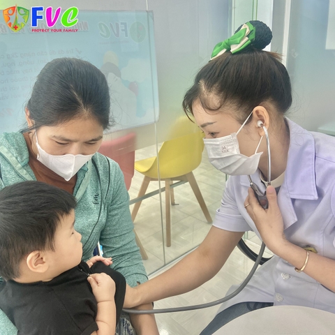 Vai trò của bố mẹ trong việc tuân thủ lịch tiêm trẻ sơ sinh
