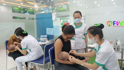 Trẻ sơ sinh tiêm vacxin trễ có sao không?