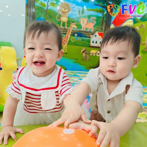Theo dõi nhiệt độ cơ thể trẻ sau tiêm chủng