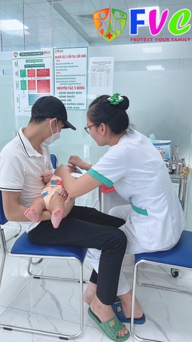 Tiêm chủng vắc xin phòng bệnh trong thời điểm giao mùa cho trẻ