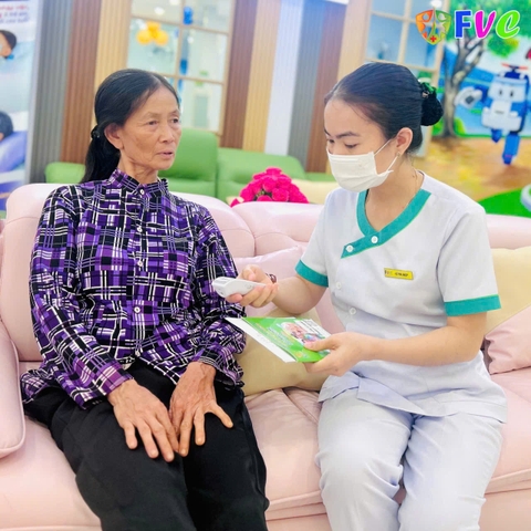 Vấn đề người trên 65 tuổi có nên tiêm vắc xin và giải đáp