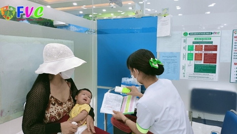 Vì sao trẻ bú sữa mẹ hoàn toàn vẫn cần tiêm chủng?