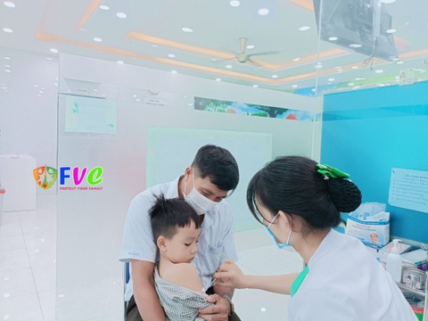 UỐNG LÁ TÍA TÔ TRƯỚC KHI TIÊM PHÒNG GIÚP TRẺ HẠ SỐT CÓ ĐÚNG KHÔNG?