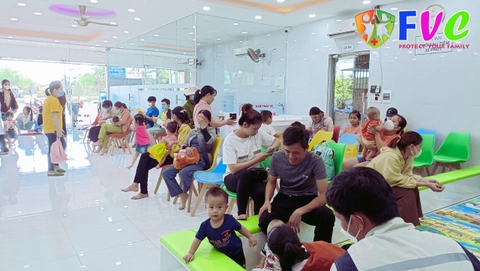 Sau khi sinh, sữa mẹ chưa về nhiều có cần pha sữa công thức cho trẻ bú