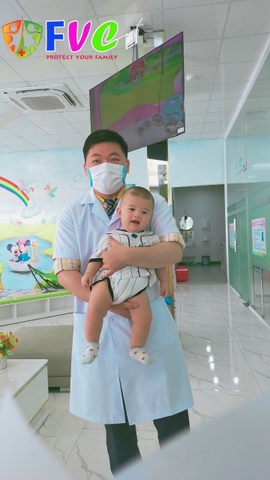 Bác sĩ nhi khoa hướng dẫn chăm sóc trẻ mắc tay chân miệng chuẩn bệnh viện tại nhà