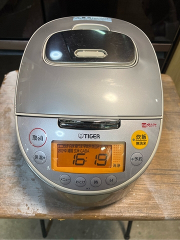 Nồi cơm PVN1630 TIGER 1.0L