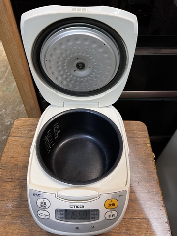 nồi cơm PVN1381 TIGER 1.0L