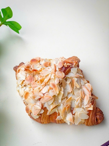 Croissant Hạnh Nhân