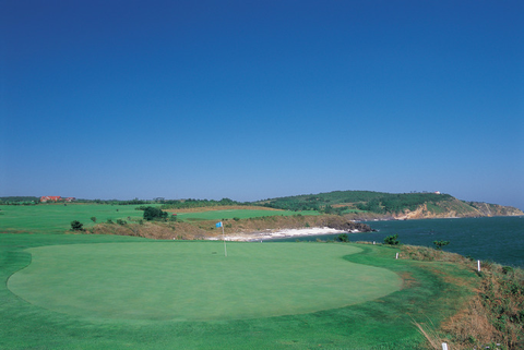 [Luật Golf] Bóng rơi vào bồn hoa: Có được giải thoát hay không?