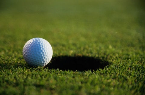 Một người chơi golf có thể đợi bao lâu để quả bóng treo trên vành đai rơi xuống?
