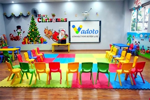 Lắp đặt bàn ghế nhựa đúc mầm non - Trường Hà Nội Montessori