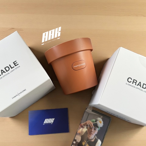 G-DRAGON UBERMENSCH OFFICIAL LIGHT STICK CRADLE