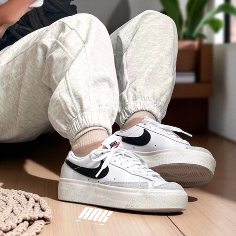NIKE BLAZER LOW PLATFORM – White/Black (DJ0292 101)