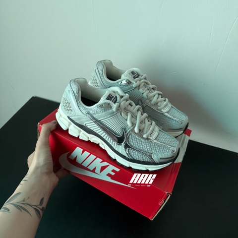 Nike Air Zoom Vomero 5 ‘Photon Dust Metallic Silver’ (FD0884-025)
