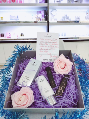 SET QUÀ TẶNG 20/10 NGÀY PHỤ NỮ VIỆT NAM - COMBO KEM CHỐNG NẮNG VẬT LÝ SAKURA 60gr + SON DƯỠNG MÔI KHÓA MÀU COLLAGEN SAKURA YUMIES (MÀU TÙY CHỌN)