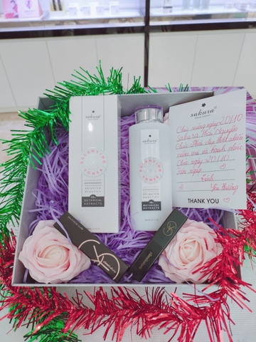 SET QUÀ TẶNG 20/10 NGÀY PHỤ NỮ VIỆT NAM - COMBO NƯỚC HOA HỒNG 200ML + SON DƯỠNG MÔI KHÓA MÀU COLLAGEN SAKURA YUMIES (MÀU TÙY CHỌN)