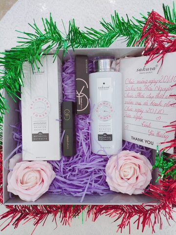 SET QUÀ TẶNG 20/10 NGÀY PHỤ NỮ VIỆT NAM - COMBO NƯỚC HOA HỒNG 200ML + SON DƯỠNG MÔI KHÓA MÀU COLLAGEN SAKURA YUMIES (MÀU TÙY CHỌN)
