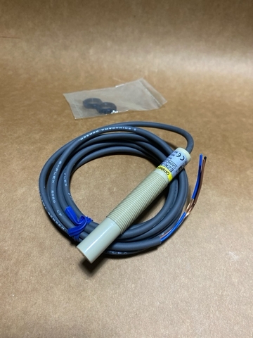 Cảm biến điện dung Omron E2K-X4ME1