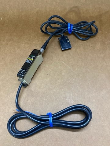 Cảm biến điện dung OMRON E2J-JC4A