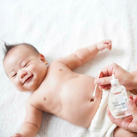 Dầu Massage Pigeon Nhật cho bé