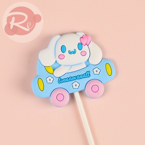 Que cắm Silicon - Mèo Cinnamoroll lái xe