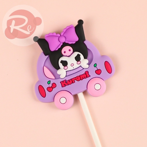 Que cắm Silicon - Mèo Kuromi lái xe