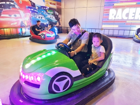 🚗 XE ĐIỆN TRẺ EM – “ĐƯỜNG ĐUA NHÍ” GIỮA LÒNG KHU VUI CHƠI!