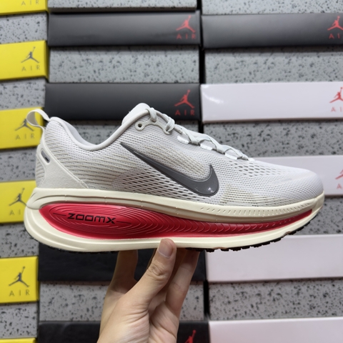 Nike Vomero 18 Platinum Tint Siren Red Light Smoke Grey