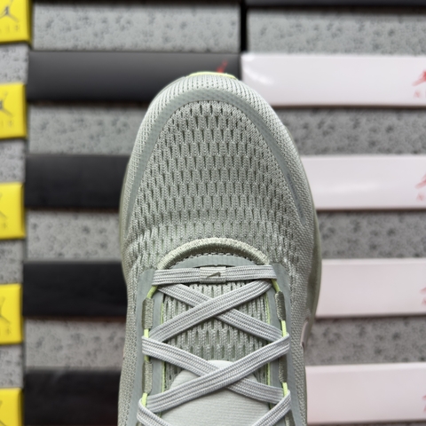 Nike Vomero 18 Light Silver Barely Volt Dusty Olive