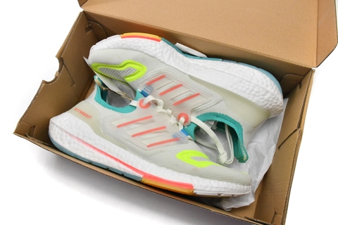 UltraBoost 22 'White Turbo Mint'