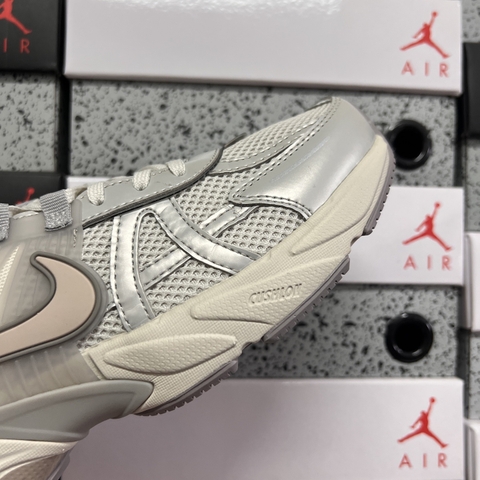 V2K Run 'Light Bone College Grey'