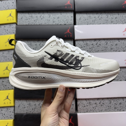 Nike Vomero 18 Run Pack