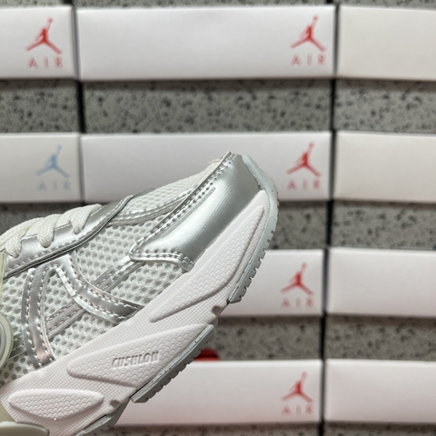 V2K Run ‘Metallic Silver White’