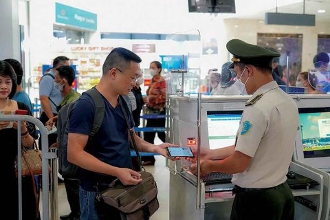 Bay khắp muôn nơi chỉ với chiếc điện thoại