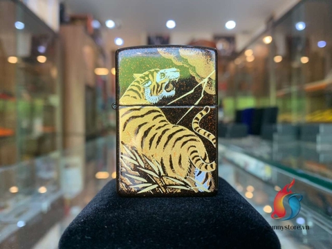 Zippo Sơn Mài Chủ Đề Hổ Gầm Năm 2002