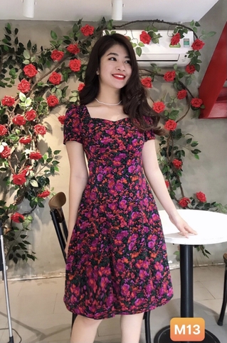 Đầm mango hoa tím, cổ lục giác tay ngắn nhún vai