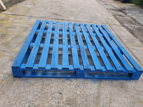 Pallet gỗ keo 2 hướng nâng kiểu cánh