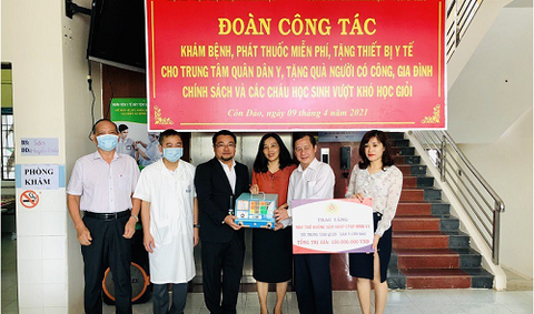 Tặng 01 máy thở cho Trung tâm Quân dân Y huyện Côn Đảo