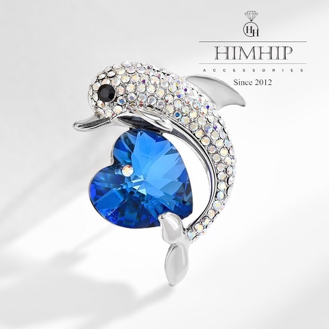 Trâm, Ghim Cài Áo HimHip Cá Heo Ôm Trái Tim Đáng và Yêu HKCC Đính Phale 4,5*4cm