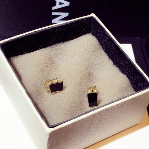 Khuyên Tai Nụ HimHip Mặt Vuông Đen Cổ Điển HKCC 0.5x1cm