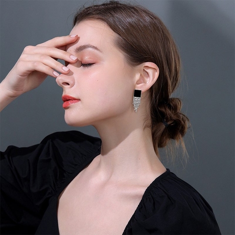 Khuyên Tai Ngắn HimHip Mặt Vuông Đen Sang Trọng HKCC Đính Phale 1.2x2.5cm