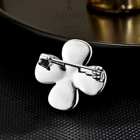 Trâm, Ghim Cài Áo Nhỏ HimHip Hoa Trà Khảm Trai Quý Phái HKCC Đính Phale Lục Bảo 2,5*2,5cm