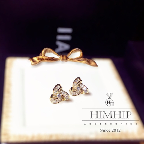 Khuyên Tai Nụ HimHip Tam Giác Xoắn Thanh Lịch HKCC Đính Phale 1.5x1.5cm