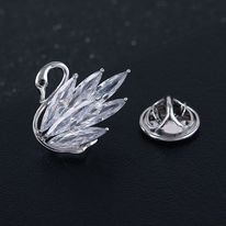 Pin Cài Áo HimHip Thiên Nga Đuôi Nhọn Sang Trọng HKCC Đính Phale 1,5*2,5cm