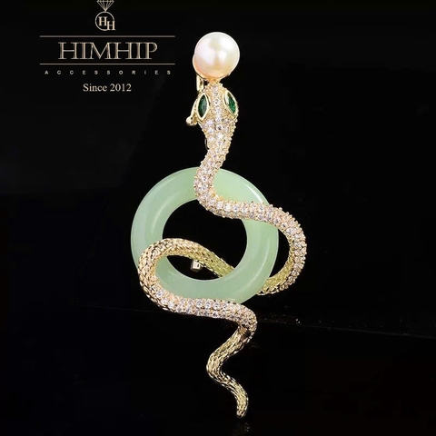Trâm, Ghim Cài Áo HimHip Vòng Ngọc Rắn Vàng Quý Phái HKCC Đính Hạt Giả Trai 6,5*3,5cm