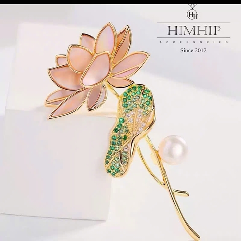 Trâm, Ghim Cài Áo HimHip Hoa Sen Duyên Dáng HKCC Đính Trai 6*3cm HPBD