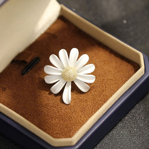 Trâm, Ghim Cài Áo HimHip HKCC Cúc Nhỏ Nụ Vàng Phối Cánh Đung Đưa 2.8cm