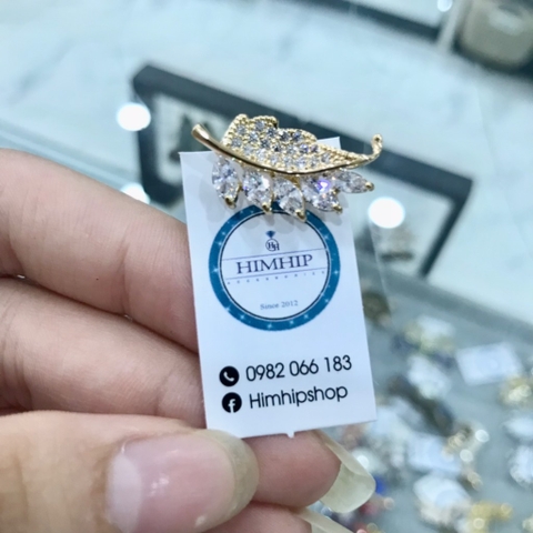Pin Cài Áo HimHip Chiếc Lá Thanh Lịch HKCC Đính Phale 1x2cm