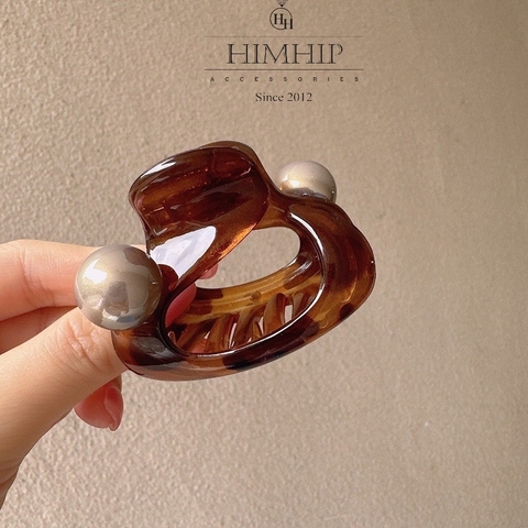 Kẹp Càng Cua HimHip Composite Đính Hạt Trai Tròn Hình Ốc Nữ Tính 4.7x5.2cm - Nâu Đậm