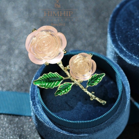 Trâm, Ghim Cài Áo HimHip HKCC Cành Hồng Phối Bông Composite Trong Nhẹ 6.3*4cm
